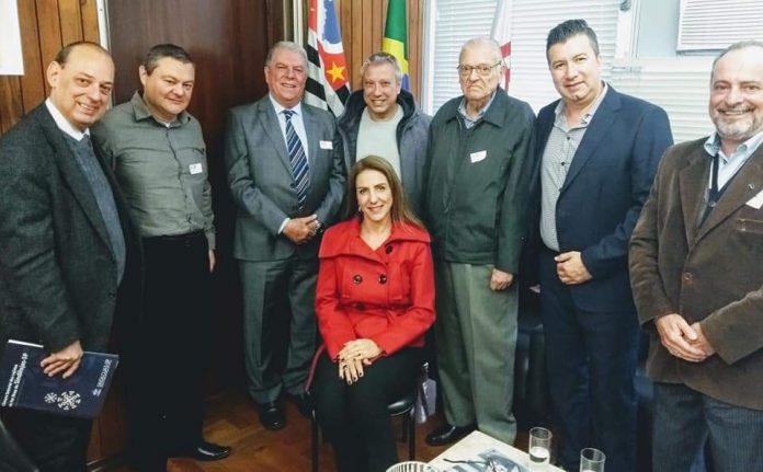 Representantes da Federação do Comércio do Estado de São Paulo debatem com o presidente estadual do Podemos, Mário Covas Neto, o impacto das feiras itinerantes (Foto: Divulgação) 
