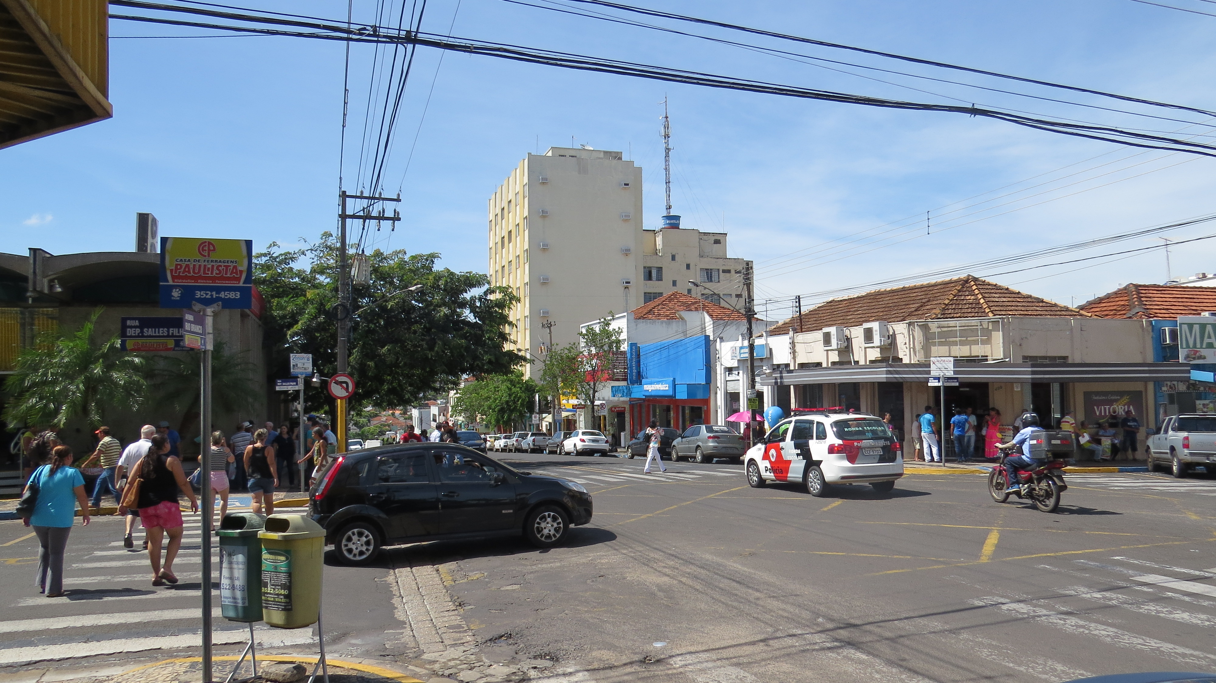 omércio fecha na terça-feira (28) e reabre na quarta-feira (1º) após às 13h